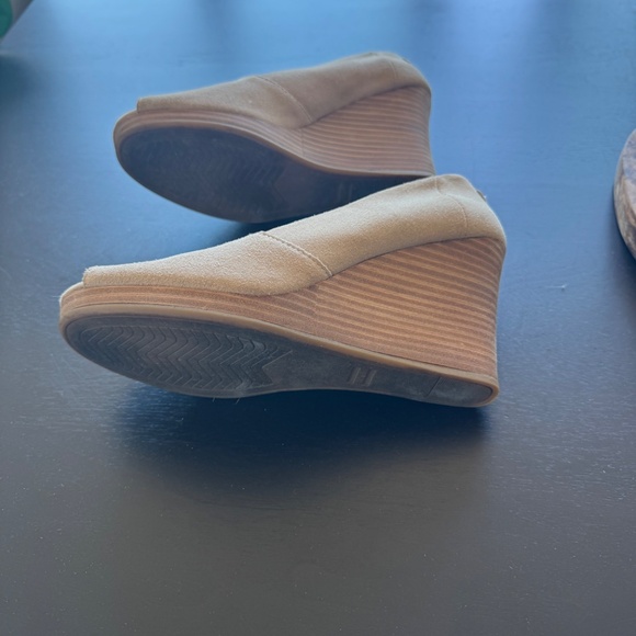 Tom's Suede wedge peephole toe beige shoes size 8 - Picture 4 of 6